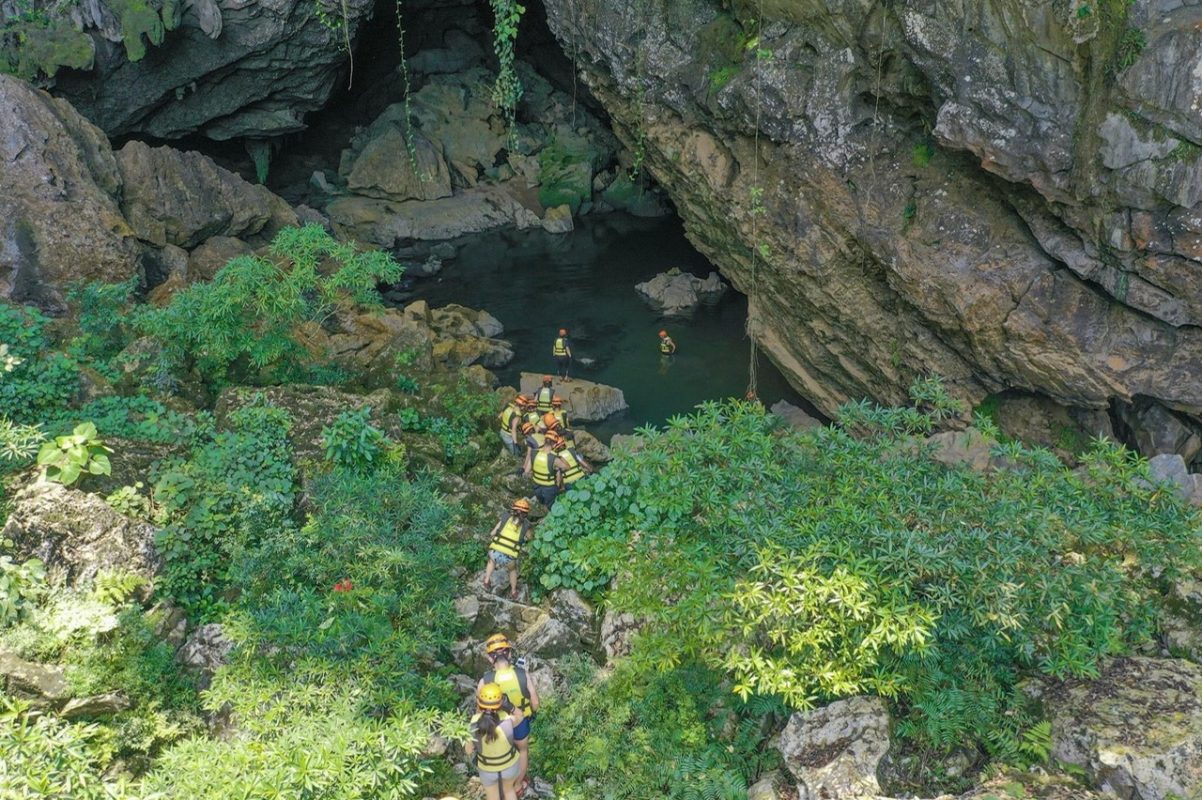 Tour Đi Bộ Trong Rừng Khám Phá Hang Trạ Ang – Du Thuyền Tham Quan Động Phong Nha